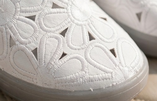 Women’s White Floral Cutout Slip-On Platform Shoes - Image 4
