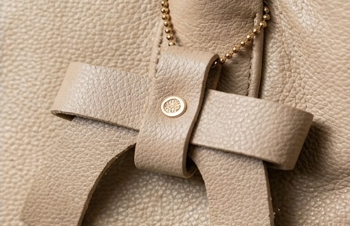 Beige Structured Bow-Detail Top-Handle Handbag with Cat Charm - Image 4