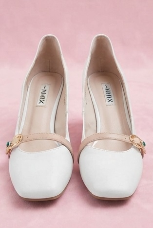 White Block Heel Pumps with Contrast Strap - Image 2